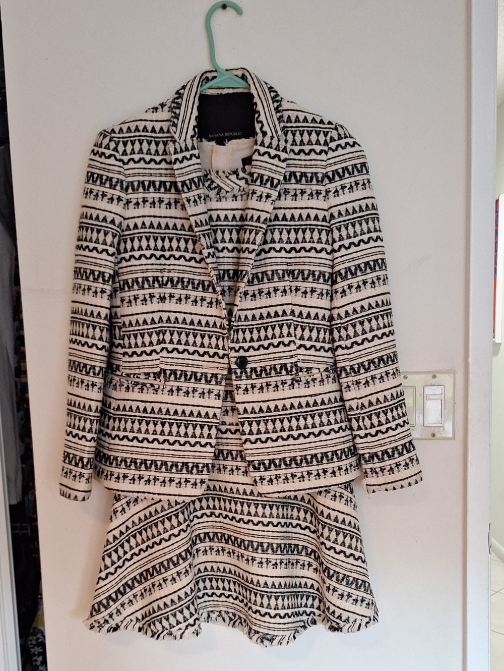 Banana Republic Black & White Aztec Pattern Blazer and  Dress Zipper 00 Petite